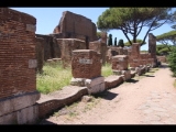 07113 ostia - regio i - insula xii - botteghe (i,xii,7) - porticus an der ostseite - an der semita dei cippi - bli ri nordwesten - 06-2024.jpg